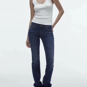 zara lågmidjade jeans - säljer dessa jättefina lågmidjade jeans från zara! Dom är i bra skick❤️ Priset kan diskuteras