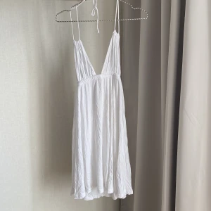 Klänning  - Vit strandklänning från ASOS i storlek 38. Använd några gånger under åren. 