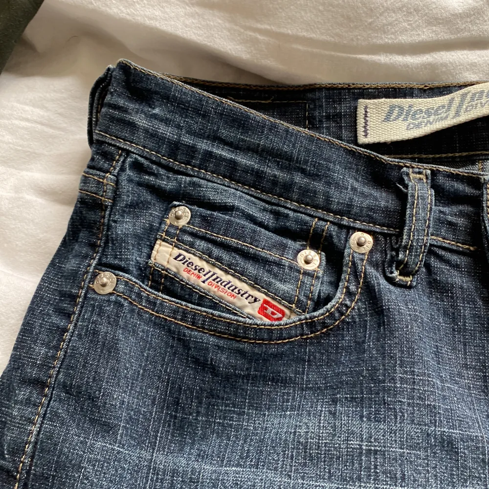 Säljer dessa jätte fina jeans, de är tyvärr för små för mig så de är därför de ser så tajta ut. De är srl S/26. Jag står ej för frakt!. Jeans & Byxor.