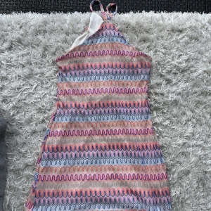 Klänning  - Vit underklänning och Timmy virkat material över. Grytet i nacken. Kort 