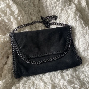 Väska  - Säljer denna väskan, har kortat av bandet använd ca 4 gånger inga skador va jag kan se!💗