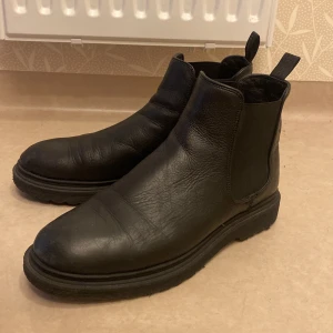 Legend herr skor  - Väldigt bra skick ,används ett par antal dagar. storlek 41 kan passa 42 . Köpta för 1800:- 