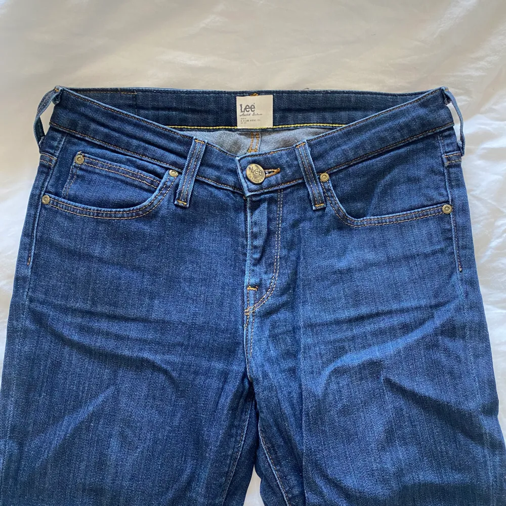 Mörkare jeans från Lee. Använda men fina. Stl 26 längd 33 100kr. Jeans & Byxor.