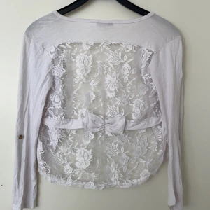 Gullig kofta - Säljer min gulliga kofta med en rosett vid ryggen, är köpt utomlands men är tyvärr för liten på mig. Det står inte vilken storlek det är men skulle uppskatta det till XS/S!💕