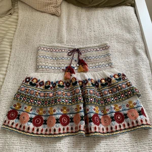 Zara kjol - Kjol från Zara som jag köpt på Sellpy men den passade inte mig 💕 Den var lite trasig i två broderier så jag lagade det, syns knappt (se sista bilden) jag tar bara swish. (Kjolen säljs i befintligt skick, bra skick) ❗️Vinnande bud måste köpa ❗️