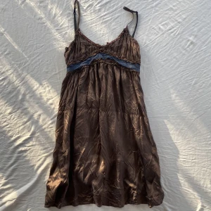 Klänning spets babydoll  - Så söt babydollklänning med spets och paljettdetaljer från Rose D. Uppskattar storleken till S. Justerbara band. Bra skick. Köps via Swish eller köp nu 💋