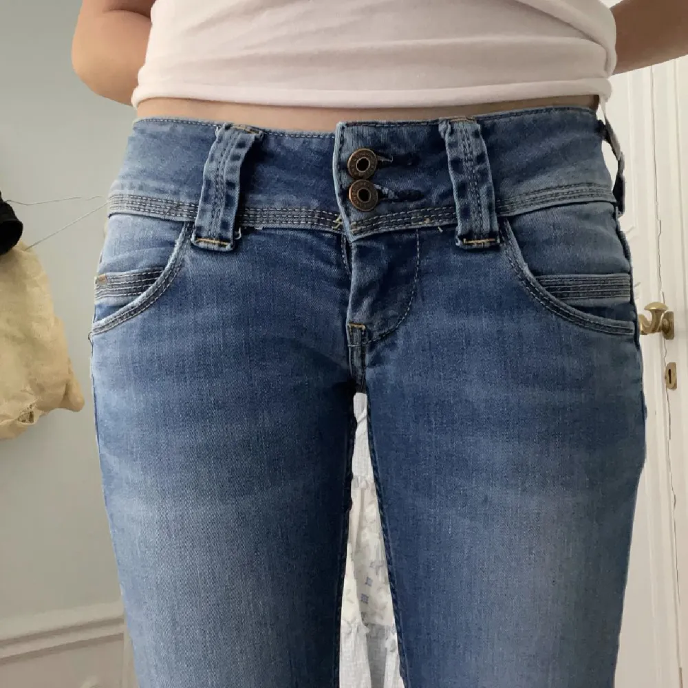 Säljer mina ljusblå pepe jeans storlek 24x32 ⚠️LÅNADE BILDER ⚠️  Skriv för egna bilder😊😊 Har i modellen STRAIGT med egen slit klippning så de går ut med kan visa bild  (fin klippt/ser normalt ut). Jeans & Byxor.