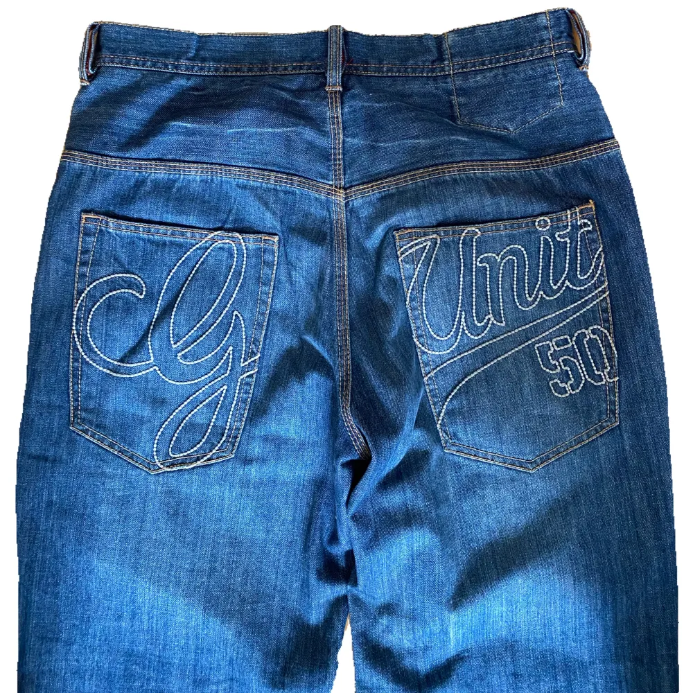 Vintage baggy G-Unit jeans från 2000-talet med broderi på bakfickorna. Jeansen är i bra skick men klippta där nere som man kan se på bilderna. Känn dig fri att fråga om du undrar något!. Jeans & Byxor.