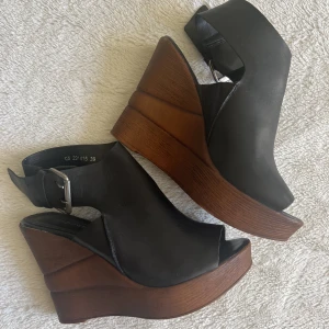 Skor strl 39 - Säljer super fina klackskor pga fel storlek, aldrig använda. 