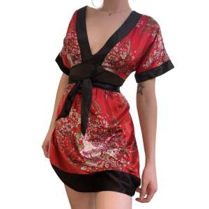 Älskar denna, såå fin röd blomsterklänning från Sydostasien. Dragkedja i sidan och band som knyts som rosett antingen fram eller bak. Perfekt skick och vintage!🍓🍓🌟