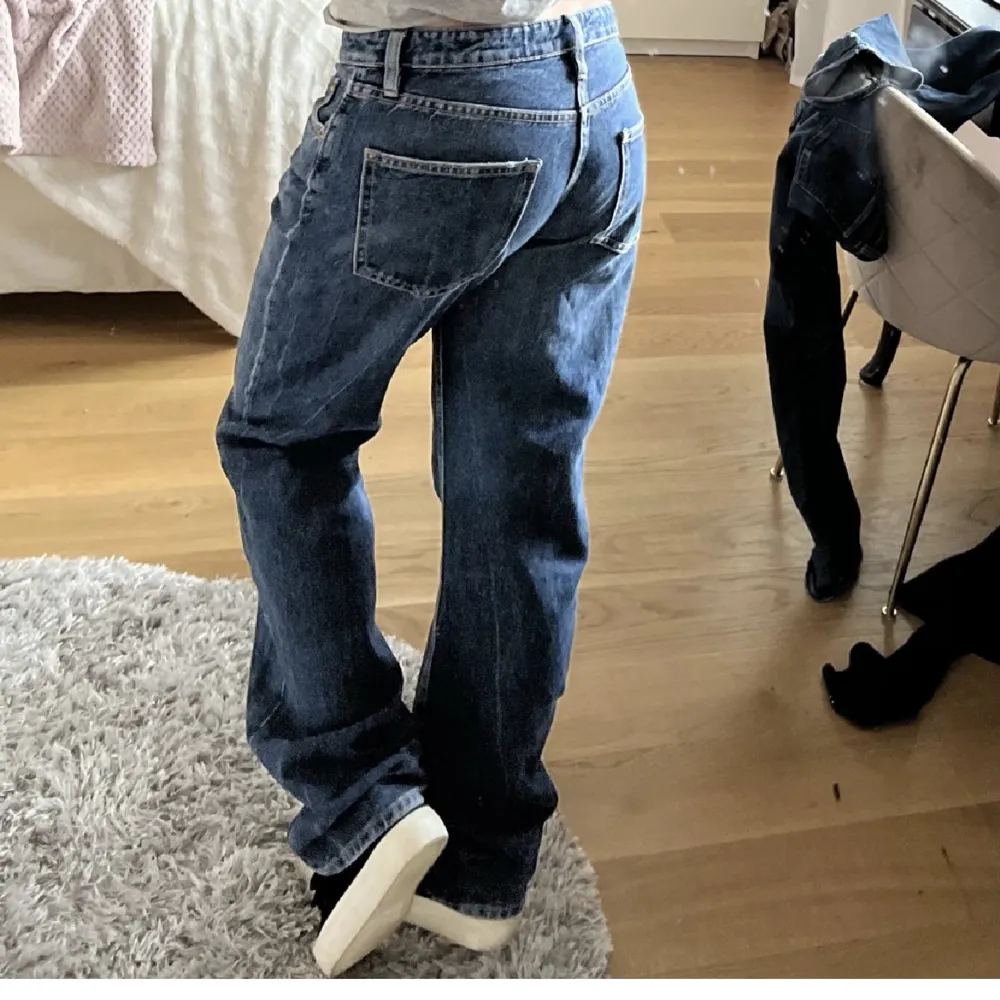 Säljer dessa snygga midwaist jeans från zara! Så snygga💓Frakt ingår ej. Jeans & Byxor.