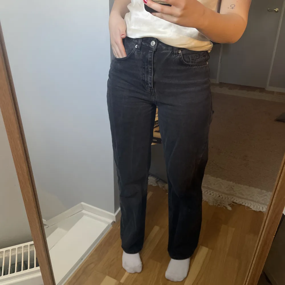 Svarta NA-KD jeans i storlek 36. Jag är 170 cm lång och byxorna är perfekt längd, men om du är kortare och vill ha lite längre byxor är dem perfekta! Har använt en del, men är välskötta och ser fortfarande nya ut ❤️. Jeans & Byxor.