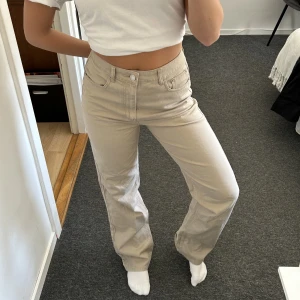 beiga jeans - Jättefina högmidjade jeans från Bikbok! Används sällan och därför säljer jag, jättefint skick💕  (köparn står för frakten)