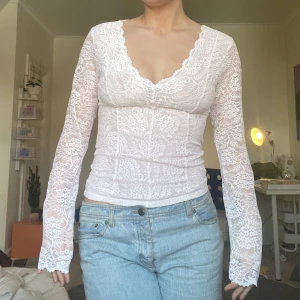 Mesh/spetstopp vit långärmad  - Långärmad mesh/spetstopp. Storlek S/M. zara vintage