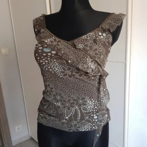 Brun topp - Brun topp med volanger i mesh, strl Xs/s 💕