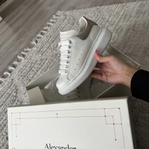 Alexander McQueen  - Jätte fina Alexander McQueen skor i storlek 36. (Passar mig som har 36,5/37).  Super fint skick, använda fåtal gånger. Alla tillbehör skickas med.