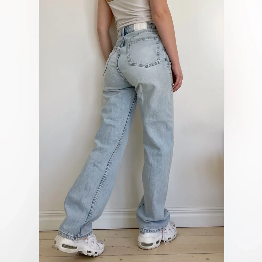 Jeans från Weekday. Sparsamt använda som eventuellt kan gå bort med fläckborttagning. Strl W25. Se även mina andra annonser, 3 för 2 på allt 💫. Jeans & Byxor.