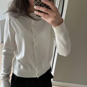 Kofta  - Snygg kofta ifrån hm, säljer pågrund av att den ej kommer till användning