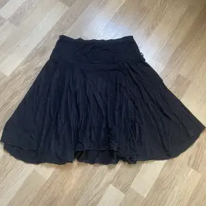 Svart kjol från Lindex i storlek xs