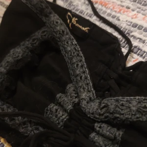 Topp - Gammal topp som är storlek S Och inte kunnat använda denna för är bred runt revbenen men har små bröst så den sitter konstigt tyvärr Köpt i Portugal