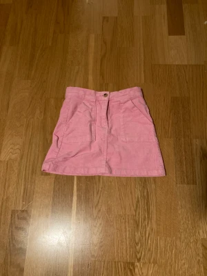  Rosa kjol  - En kjol som är perfekt till sommaren. Har använt 1 gång.