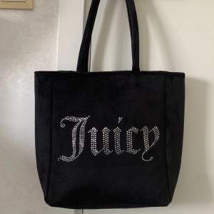 En oanvänd svart Juicy Couture väska. 