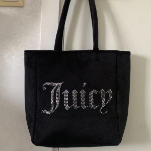 Juicy Couture – Svart toteväska i velour med strassdetaljer - En oanvänd svart Juicy Couture väska. 
