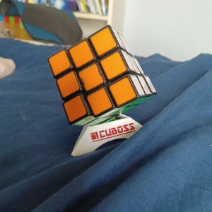 Speed cube - Säljer denna för att vi inte använder den. Den är ganska snabb. Tveka inte att höra av vid frågor. Originalpriset är 200 kr. 
