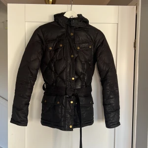 Äkta Barbour Jacka - Jacka i väldigt fint skick från Barbour (äkta). Finns dragkedja, knappat samt band runt midja🩷
