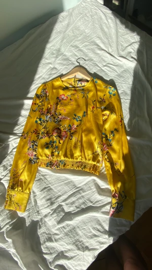 Bikbok blus - Superfin gul blommig blus från Bikbok💛 aldrig andvänd säljer pga storlek💓 köpt för 450❣️