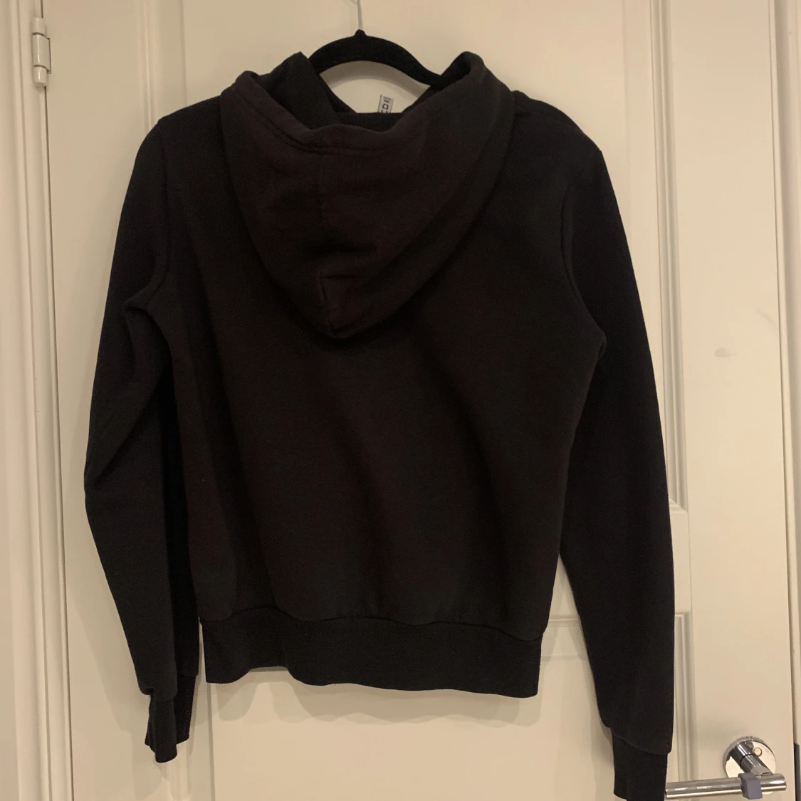 Svart hoodie från H&M - 90