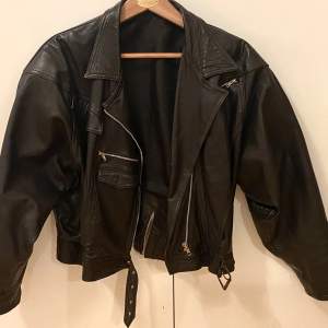 70's/80's leather jacket, black size 12  oversized fit