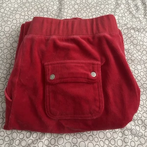 juicy couture - Jag har använt de i ett tag, men byxorna är ändå i rätt så bra skick.  (PRISET KAN EVENTUELLT DISKUTERAS)  