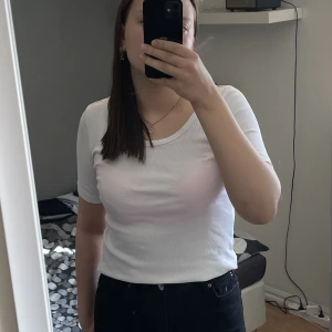 T-shirt  - En vit T-shirt från H&M i ribbat material. Använd fåtal gånger då jag har en liknanden som jag gillar mer. Den låga skurningen vid halsen är tyvärr inte min grej. 