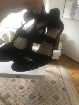 Skor  - I jätte fint skick , inköpta förra året ! Endast använda fåtal ggr ! Strl 39 ! Nypris 599 kr ! 