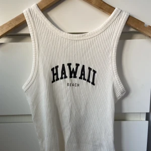 BEACH TOP - helt ny aldrig använd, prislapp kvar. Passar mig som är en S, den är super stretchig. Passar nog upp till M. 