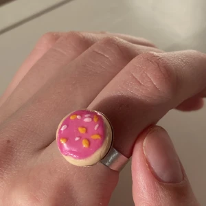 Sugarcookie ring  - Handgjord i polymerlera. Justerbar ring. 