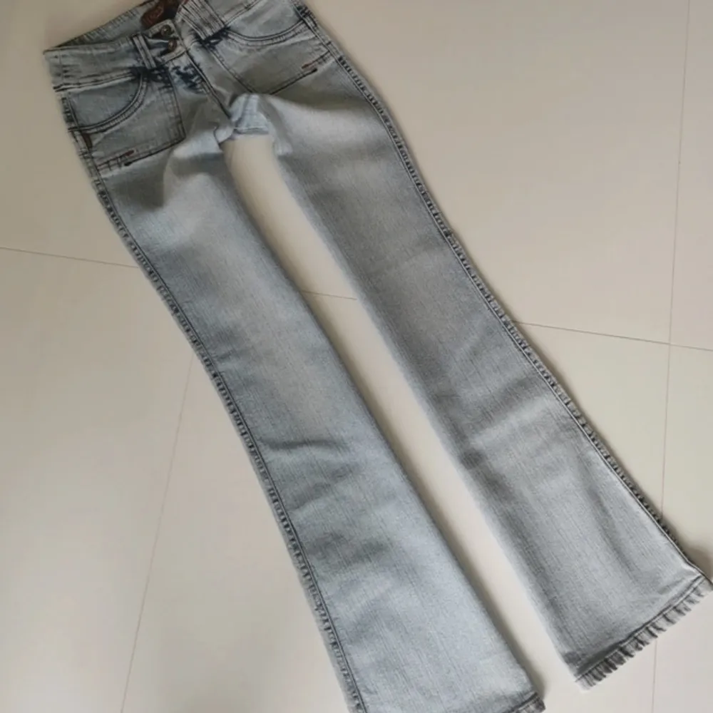 Säljer dessa skitsnygga lowwaist vintage jeans från Gant. Väldigt sällsynta och finns inte att få tag på någonstans. Köparen står för frakt!💕 Midjemått 37cm Innerbenslängdem 88cm  Köp direkt för 500. Jeans & Byxor.