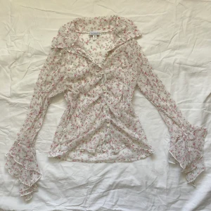 Blommig tunn blus - Sååå söt blus med rosa små blommor på. Passar mig som vanligtvis bär stl S. Använd gärna ”köp nu”-funktionen o hör av dig vid frågor/ om du vill ha fler bilder🌀