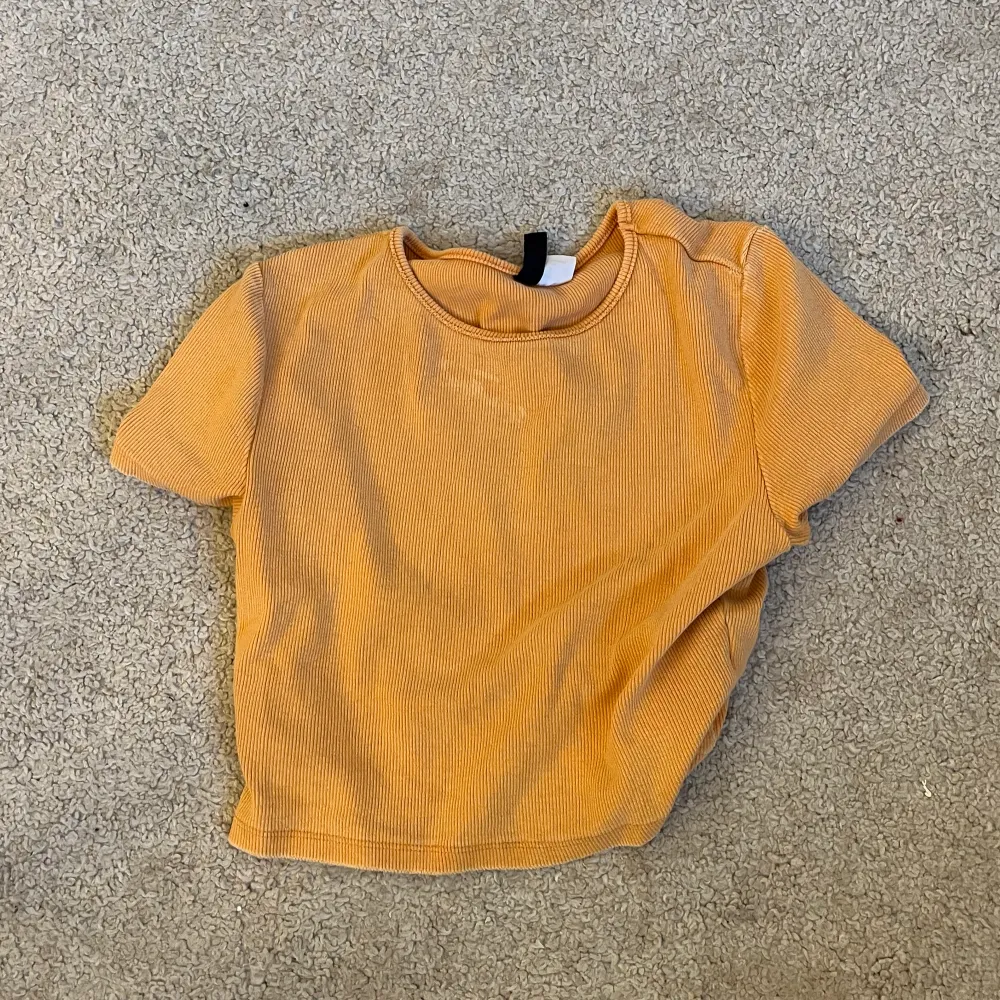 jätte fin t-shirt från hm. Den är orange och är lite kortare vid magen. storlek S. tvättas innan användning. . T-shirts.