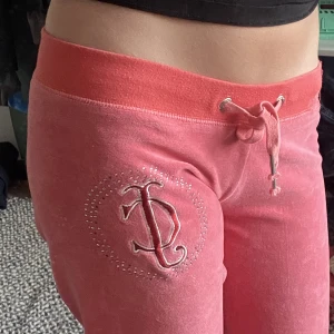 Juicy byxor  - Såå snygga juicy byxor som är för korta för mig, skriv för fler bilder elr frågor💋💋innebensläbgd 74💗