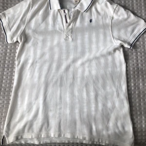 Holly & Whyte pikétröja  - En fin pikétröja för evenmang. Storleken är 14+y vilket i detta fall motsvarar S.