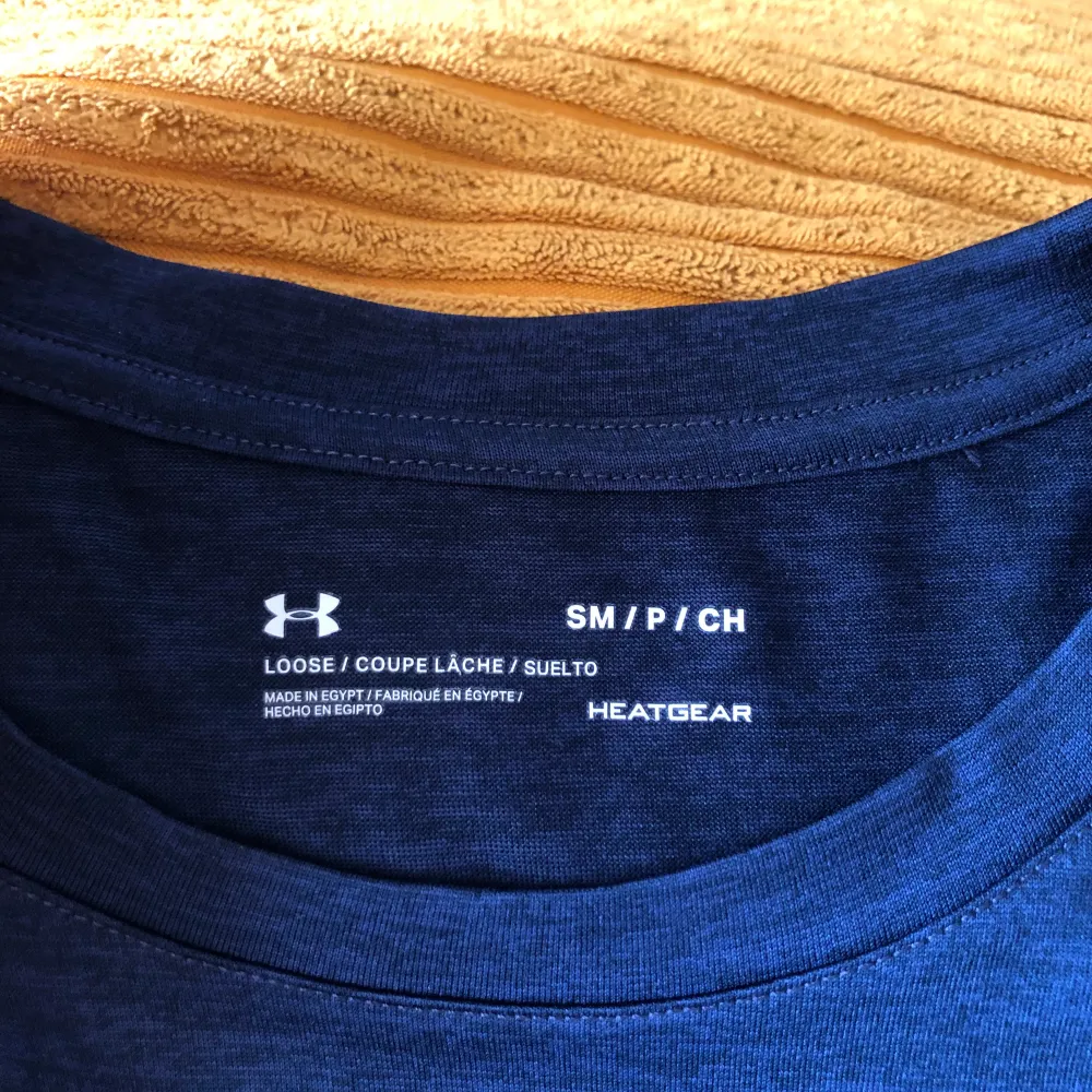 Säljer en jättefin marinblå träningstshirt i strl. S från Zalando, märket är ”Under Armour”. Säljer pga att den var lite för stor och lång på mig. Original pris då den endast är testad! Köparen står för frakten😇. Hoodies.