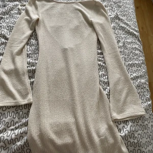 Strand klänning  - Säljer min klänning med öppen rygg från hm❤️