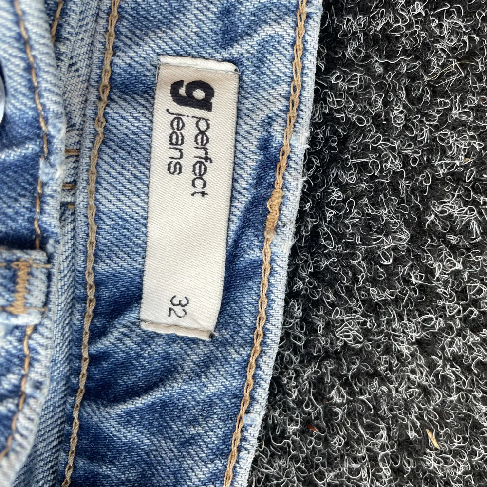 Säljer dessa högmidjade jeans från Gina tricot eftersom de inte kommer till användning.Hålen på bakfickorna är bara på det yttersta tyget, alltså inte tyget som sitter mot kroppen. Man kan alltså inte se in.Mer bilder priv. Ansvarar ej för postens slarv.💞. Jeans & Byxor.