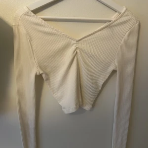 Söt vit kortare topp i såå lent, ribbat material 🤍💖🤩 - Superskön och så fin! Så söt! Superfint skick! 🤍🫶🏼🌟💖🤩
