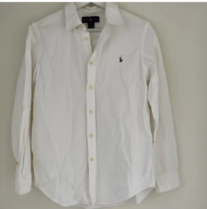 Polo ralph lauren skjorta - Säljer min riktigt fräscha polo ralph lauren skjorta som är perfekt nu till sommaren. Den är använd sparsamt och har inga defekter såsom hål eller fläckar. Den är i storleken 16 men passar även xs/s. Kostar 1400 ny säljer för 375. Pris kan diskuteras.