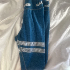 Stronger tights blå  - Helt oanvända tights från Stronger i jättebra skick. Säljer då de inte kommer till användning 💕 Kan mötas upp i Örebro eller så står köparen för frakten 