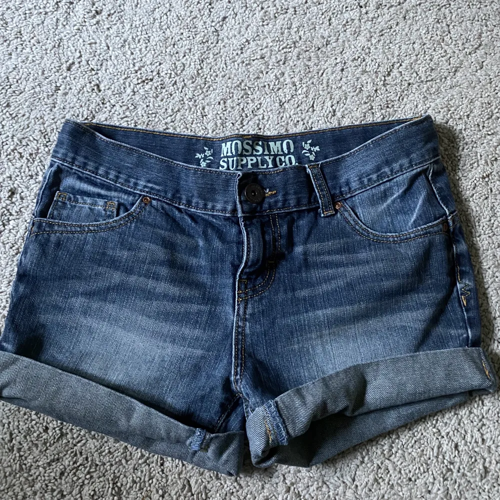 Säljer ett par lågmidjade jeansshorts med detaljer på bakfickorna!💖köpare står för frakt . Shorts.