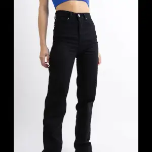 Säljer dessa madlady jeans i färgen svart för att jag inte vill ha dom längre, använt ca 3 gånger och ser fortfarande nya ut. 😘